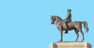 Ulus Meydanı 'nda Mustafa Kemal Atatürk heykeli yan görünümü. Ankara Zafer Anıtı