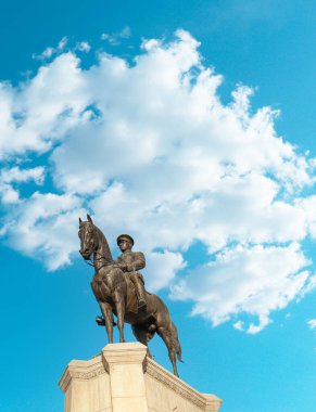 Ulus Meydanı 'ndaki Mustafa Kemal Atatürk heykeli ve güzel mavi gökyüzü. Ankara Zafer Anıtı