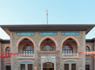 Ankara 'da. Türkiye Büyük Millet Meclisi. Binayla ilgili metin: İngilizce Çeviri: Türk Büyük Millet Meclisi.