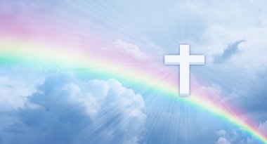Mavi gökyüzünde Hristiyan haçı ve gökkuşağı. Yükseliş Günü konsepti. Hıristiyan Paskalyası. Din kavramı. Duvar kağıdı ve tasarım ögesi olarak kullanılabilir.