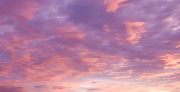 Gün batımı manzarası. Renkli bulutlarıyla inanılmaz tropikal gökyüzü.