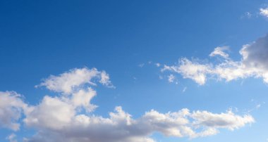 Mavi gökyüzünde parlak beyaz bulutlar. Gökyüzü arkaplan fotoğrafı.