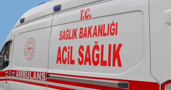 Ambulans 112. Türk acil servis ambulansı yan görüntüsü. Ankara, Türkiye 