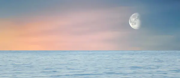 Široký Výhled Moře Při Západu Slunce Oranžové Sluneční Paprsky Měsíc Stock Obrázky