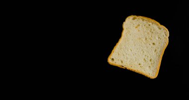 En üstteki görünüm siyah arkaplanda bir dilim ekmek.
