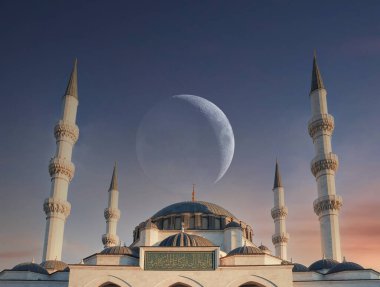 Ramazan ve İslami konsept. Cami ve hilal. Kutsal Ramazan ayı. Dini arka plan resmi. İngilizce çeviri: Kuran 'ın ayetleri yazıldı