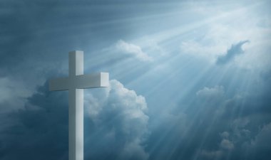 Dini arka plan resmi. Hristiyan haçını karamsar gökyüzünde aydınlatan güneş ışınları.