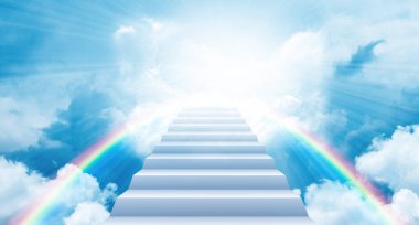 Gökyüzündeki merdivenler. Yükseliş ve cennet kavramı. Gökyüzündeki ışığa doğru yükselen merdivenler bulutların arasında.