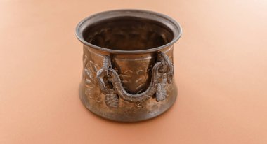 Antika küçük bakır kazan. Küçük güveç.