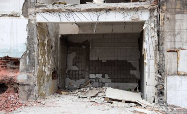 Duvarları çöken bina. Yıkılmış bina. Duvardaki delik..