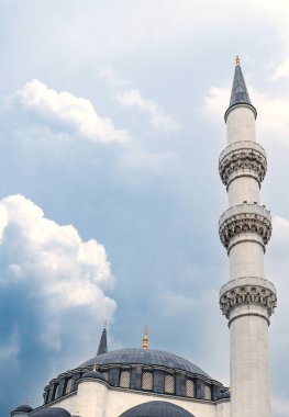 Güzel cami ve minarenin dikey fotoğrafı. Ramazan veya İslami kavram dikey görüntü.