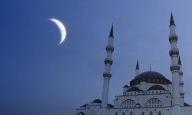 Ramazan ayı ve İslami konsept fotoğrafı. Hilal, cami ve minare manzarası.