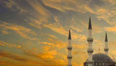 İslami arka plan fotoğrafı. Günbatımında İstanbul 'un ünlü camisinin kubbe ve minarelerinin manzarası. 