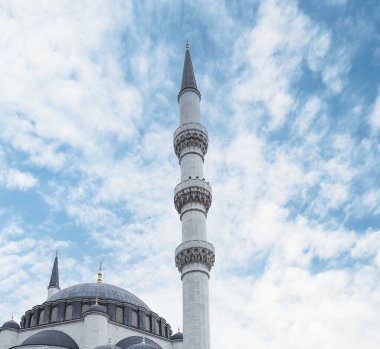 İslami konsept fotoğraf. Cami kubbesi ve minare manzarası. İstanbul 'un en ünlü camii ve güzel mavi gökyüzü.