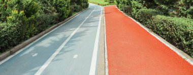 Kamu parkında bisiklet ve koşu pisti.