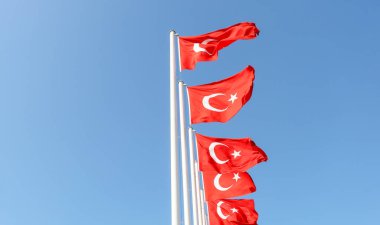 Bayrak direğinde Türk bayrakları dalgalanıyor.