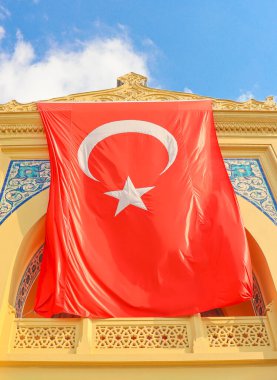 Sarı tarihi binanın dış tarafında Türk bayrağı asılı