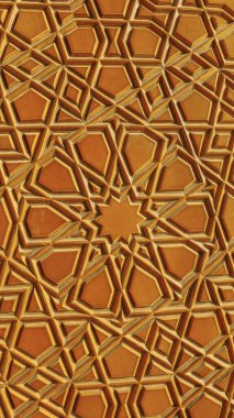 İslami motiflerle oyulmuş ahşap cami kapısı.