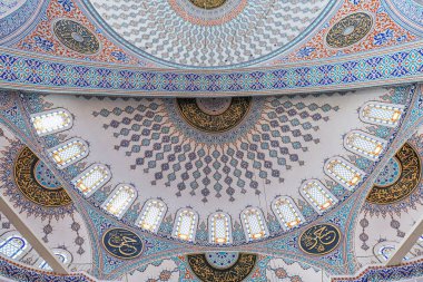 Ankara Kocatepe camii iç kubbe manzaralı. İslami arkaplan fotoğrafı.