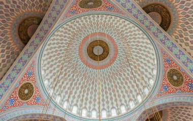 Ankara Kocatepe Camii 'nin iç kubbe dekorasyonları.