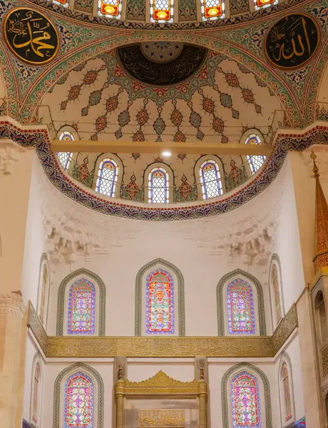 Ankara Kocatepe Camii iç kubbe dekorasyonu ve vitray pencereleri.