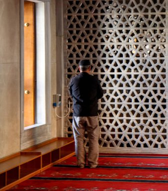 Müslüman adam camide tek başına namaz kılıyor. İslam konsepti fotoğrafı.
