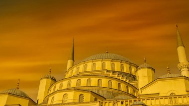Günbatımı turuncu gökyüzü ve muhteşem cami manzarası.
