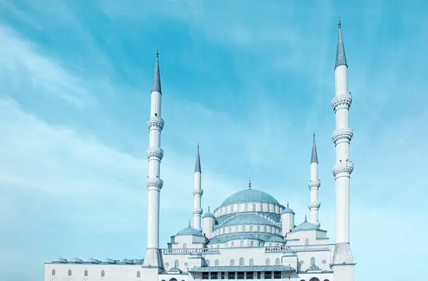 Ankara Kocatepe Camii. Güzel mavi gökyüzü ve cami manzarası. slamic arkaplan fotoğrafı.