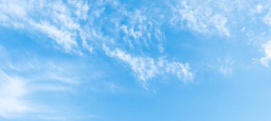 Yaz zamanı sirk bulutları ve parlak mavi gökyüzü. Bu narin bulutların ipeksi bir parıltısı vardır ve incedir. Panoramik gökyüzü manzarası. 3B tavan genişliği gökyüzü deseni.