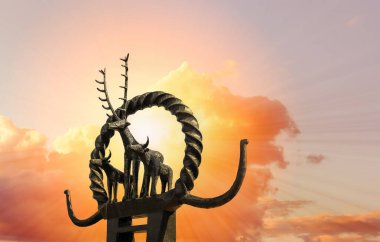 Günbatımında Hitit güneş heykeli. Hitit geyik heykeli. Ankara, Trkiye