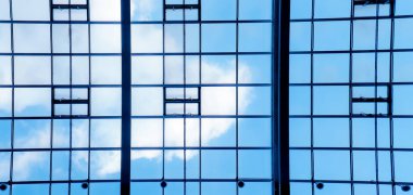 Metal tavan çerçevesinin arkasında gökyüzü. Aşağıdan yukarıya doğru gökyüzünün görüntüsü.