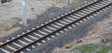 Tek yönlü raylar. Ulaşım, tren yolculuğu ve seyahat konsepti arkaplan resmi.