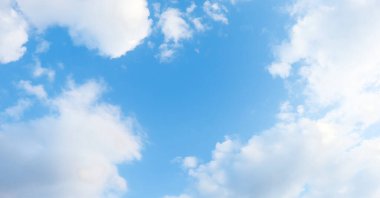 Temiz hava, açık mavi gökyüzü ve bulutlar..