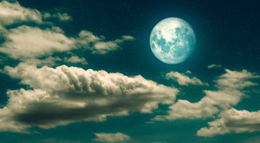 Parlayan dolunay ve gece gökyüzünde yıldızlar. Gergin tavan için gece resmi