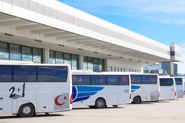 Ankara şehirlerarası otobüs terminaline park etmiş yolcu otobüsleri