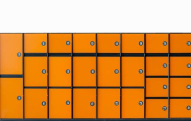 Güvenlik dolapları, otobüs durağındaki turuncu renkli değerli şeyler dolabı..