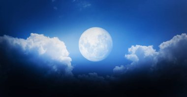 Koyu mavi gökyüzü, dolunay ve gece kabarık bulutlar..