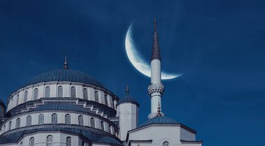 Gece gökyüzünde hilal ve cami manzarası. İslami günler ve kutsal geceler için arkaplan fotoğrafı.