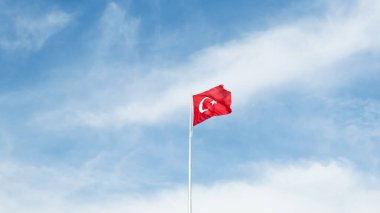 Rüzgarlı mavi gökyüzünde dalgalanan Türk bayrağı. Türk ulusal günleri ve bayramlarını kutlamak için arkaplan fotoğrafı.