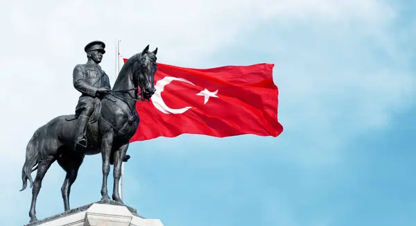 30 Ağustos Zafer Günü, Türkiye 'nin ulusal bayram kutlamaları için arka plan fotoğrafı. Güzel mavi arkaplanda Atatürk heykeli ve Türk bayrağı. 