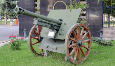 - Askeri top. 19. yüzyıldan kalma eski bir top açık hava savaş müzesinde. I. Dünya Savaşı 'ndan kalma Osmanlı ordusu topları.