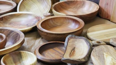 El yapımı geleneksel ahşap tabaklar. Ahşap mutfak aletleri.