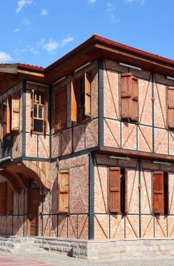 Ahşap panjurlu ve tuğladan yapılmış restore edilmiş eski bir Ankara evinin dış görünüşü. Osmanlı mimarisi ile inşa edilmiş eski bir malikane..