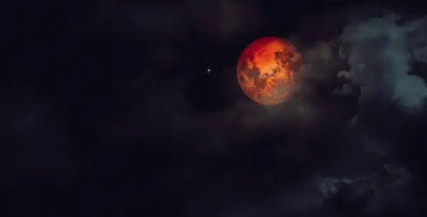 Gizemli dolunay ve gökyüzü. Bulutların arasında kanlı ay gecenin karanlığında gökyüzünde.