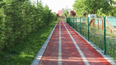 Kamu parkında boş yürüyüş yolu.