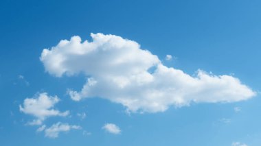 Büyük beyaz kabarık bulut ve mavi gökyüzü