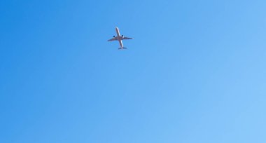 Yolcu uçağı yazın mavi gökyüzünden kalkıyor. Turizm ve havayolu yolcu taşımacılığı