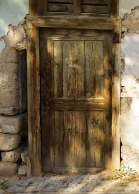 Eski ahşap kapının önü.