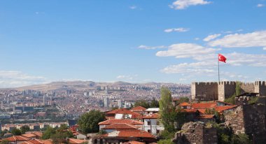 Ankara Kalesi - Ankara kalesi manzarası. Ankara Şatosu 'nda güzel bir yaz gününde Türk bayrağı dalgalanması.