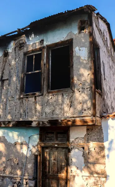 Terk edilmiş, boş, gizemli ve terk edilmiş eski bir bina..